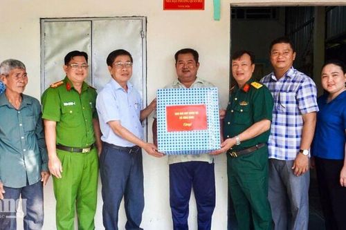 5 hộ khó khăn ở Vĩnh Bình có nhà mới