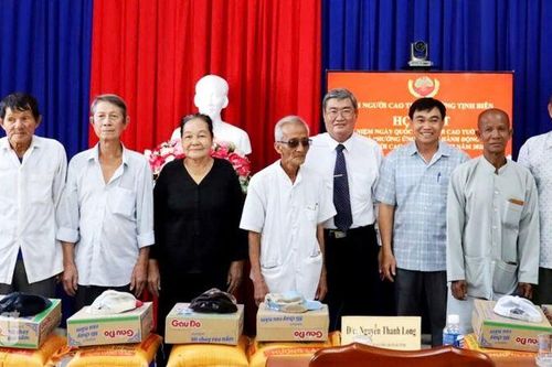 Trao 120 phần quà cho hội viên, người cao tuổi phường Tịnh Biên