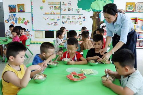 Chăm lo bữa ăn, bảo đảm dinh dưỡng cho trẻ