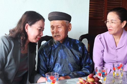 Phó Chủ tịch nước Võ Thị Ánh Xuân thăm, tặng quà người cao tuổi Đà Nẵng