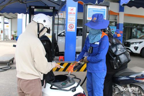 Giá xăng tăng nhẹ, giá dầu diesel giảm