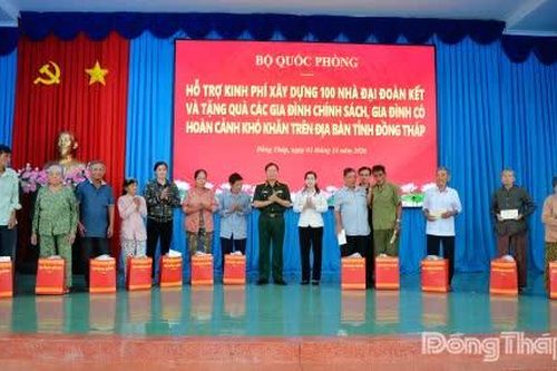 Đại tướng Nguyễn Tân Cương tặng quà gia đình chính sách, gia đình khó khăn tại tỉnh Đồng Tháp