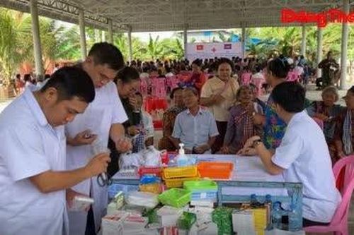 Quân y Đồng Tháp chăm sóc sức khỏe người dân Campuchia