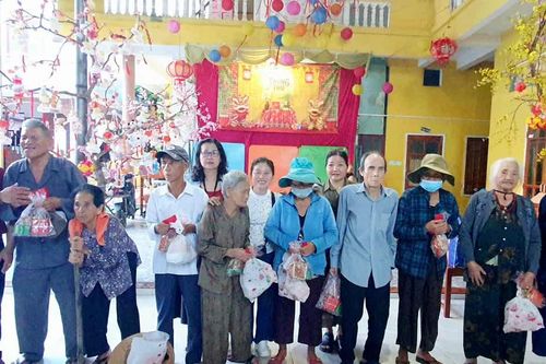Gia Lai: Tặng nhiều suất quà cho người cao tuổi, bệnh nhân phong, trẻ em có hoàn cảnh khó khăn