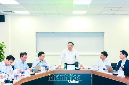 Phó Chủ tịch UBND tỉnh Trịnh Minh Hoàng làm việc với hai doanh nghiệp khu vực Nam Vân Phong