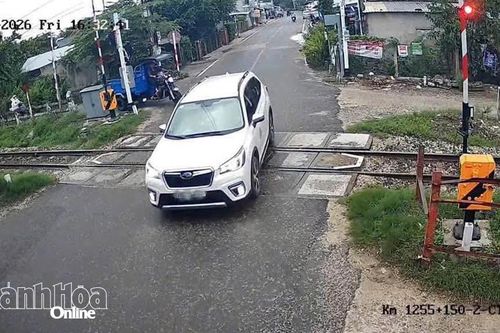 Xử phạt tài xế ô tô vượt đường ngang khi đèn đỏ đã bật