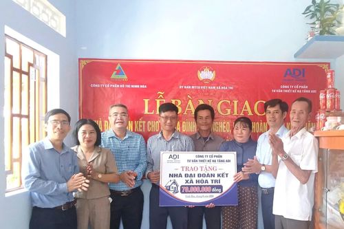 Xã Hòa Trí bàn giao 2 căn nhà Đại đoàn kết cho hộ nghèo