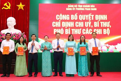 Đảng ủy phường Phan Rang công bố quyết định sắp xếp, kiện toàn các tổ chức đảng