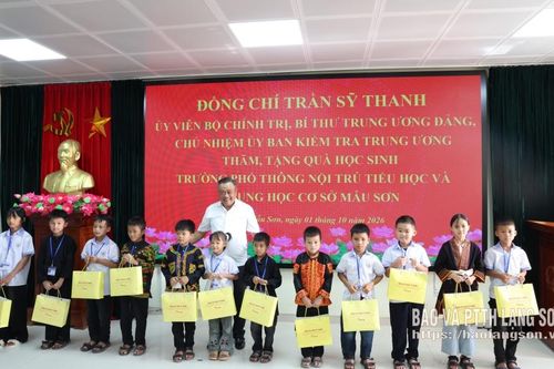 Đồng chí Chủ nhiệm Ủy ban Kiểm tra Trung ương thăm, tặng quà tại Trường Phổ thông nội trú Tiểu học và THCS Mẫu Sơn
