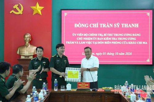 Đồng chí Chủ nhiệm Ủy ban Kiểm tra Trung ương thăm, tặng quà cán bộ, chiến sĩ Đồn Biên phòng Cửa khẩu Chi Ma