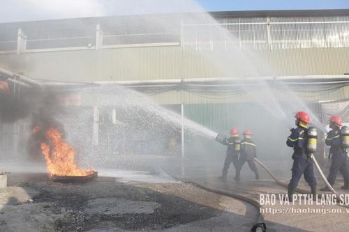 Thực tập phương án cứu nạn, cứu hộ tại Nhà máy sản xuất và tinh chế nhựa thông ở xã Na Dương