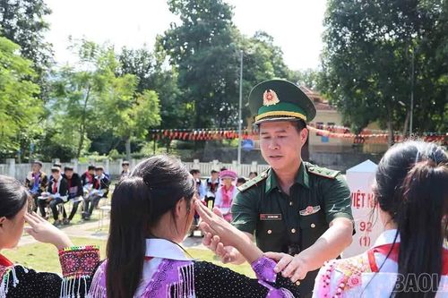 Tiết học biên cương nơi sông Hồng chảy vào đất Việt