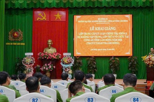 Khai giảng lớp Trung cấp lý luận chính trị tại Công an Lâm Đồng