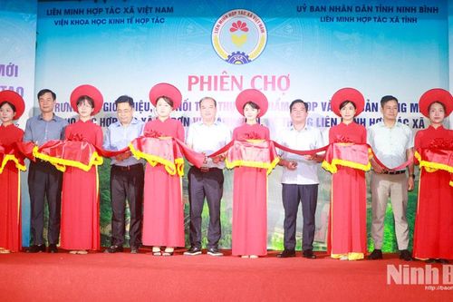 Phiên chợ trưng bày, giới thiệu sản phẩm OCOP và ẩm thực vùng miền cho các HTX