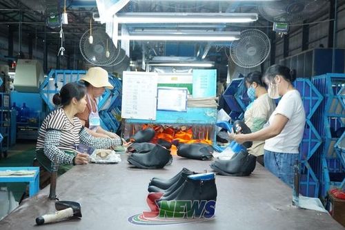 Những nhà máy nhộn nhịp vào ca
