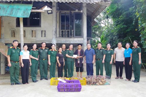 Hội Phụ nữ Bộ CHQS tỉnh trao tặng sinh kế cho hội viên phụ nữ khó khăn
