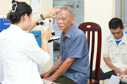 Bạch Thông chăm sóc bệnh về mắt cho người cao tuổi