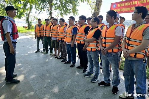 Tập huấn lái phương tiện thủy nội địa và y tế mặt nước