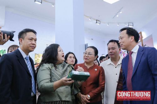 Tuần lễ sản phẩm Việt - Lào tại Hà Nội: Mở ra không gian kết nối giao thương, thúc đẩy thương mại Việt - Lào ngày càng đi vào chiều sâu và hiệu quả