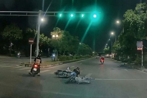 Lao qua ngã tư khi đèn đỏ, xe máy đâm trực diện xe khác