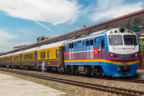 Giá vé tàu khách Bắc - Nam giảm tới 40%