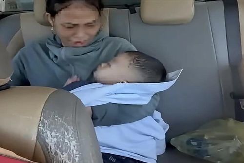 CSGT Nghệ An mở đường đưa bé trai hơn 1 tuổi đuối nước đến bệnh viện cấp cứu