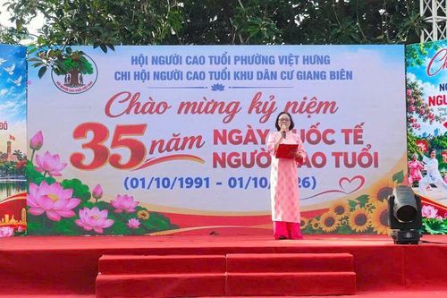 Hà Nội: Phường Việt Hưng giao lưu dân vũ chào mừng Ngày Quốc tế Người cao tuổi