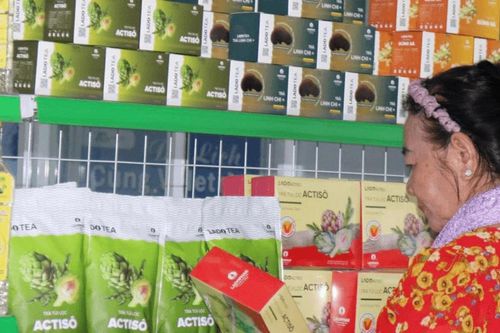 Người dân miền Tây mua sản phẩm OCOP trên nền tảng số