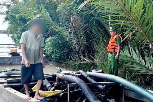 Công an Vĩnh Long tuần tra, xử lý nạn 'cát tặc' trên sông