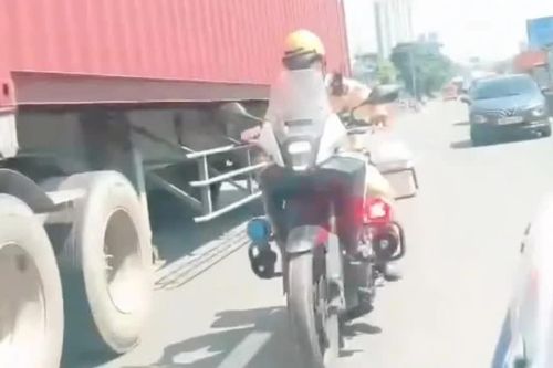 CSGT dẫn đường cho ô tô đưa thai phụ đến bệnh viện kịp thời