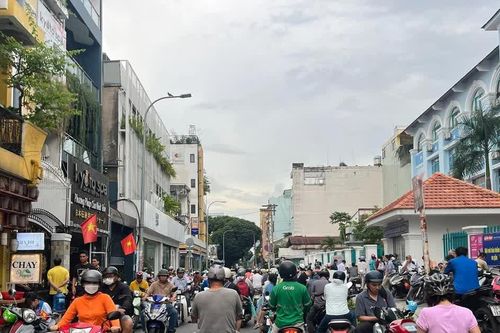 Công an TP Hồ Chí Minh xử lý vấn nạn lấn chiếm lòng đường, vỉa hè trước cổng trường