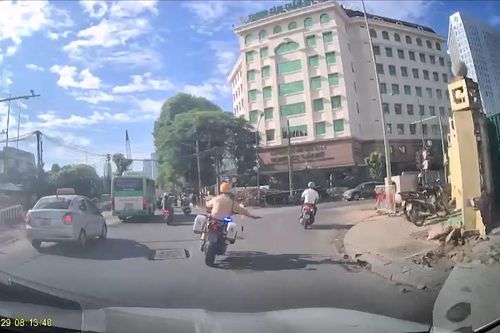 Mở đường đưa hai nạn nhân bị tai nạn lao động đi cấp cứu