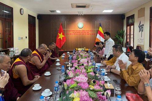 Chư tăng Tu viện Sera Mey (Ấn Độ) thăm Phân viện NCPH tại Hà Nội và Tạp chí NCPH