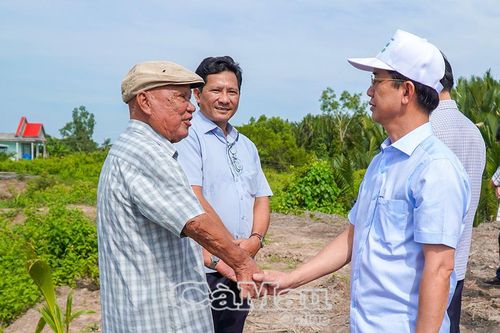 Phó Bí thư Tỉnh uỷ Hồ Thanh Thuỷ khảo sát giao thông nông thôn tại Tân Thuận