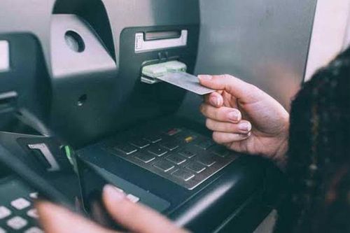 Đi rút tiền, tá hỏa phát hiện bao tải chứa 3,3 tỷ đồng bỏ quên ngay trên nóc ATM