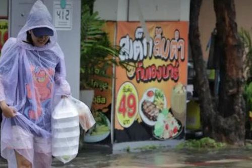 Lũ lụt tại Bangkok khiến doanh thu nhà hàng sụt giảm 80%