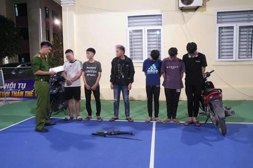 Chặn 6 đối tượng mang hung khí chuẩn bị đi gây rối trên các tuyến đường