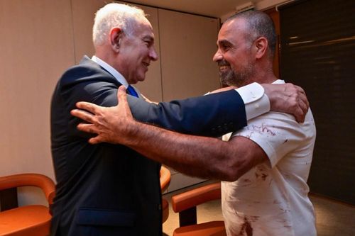 Hành khách mặc áo dính máu gặp Thủ tướng Israel, kể chuyện chặn cướp máy bay