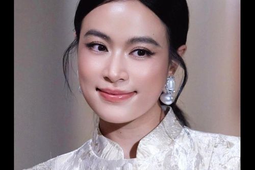 Hoàng Thùy Linh U40 diện đồ kín đáo, ghi điểm với vẻ đẹp cổ điển