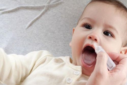 Bé 19 tháng ngưng thở vì ngộ độc thuốc nhỏ mũi: Cảnh báo cha mẹ khi dùng thuốc nhỏ mũi cho con