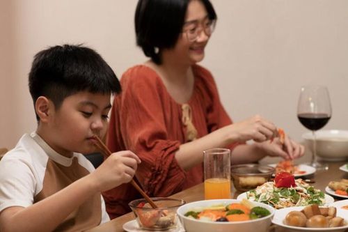 5 câu nói cửa miệng của cha mẹ trên bàn ăn khiến con càng lớn càng xa cách