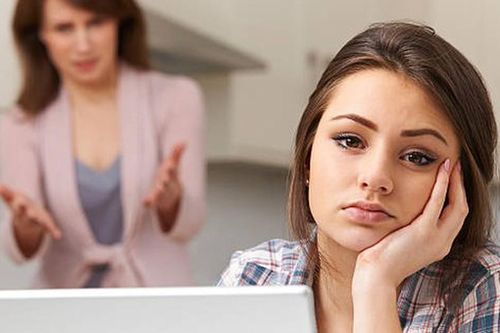Nửa đêm đọc trộm tin nhắn trong máy của con gái rồi mang ra chất vấn, ánh mắt của đứa trẻ khiến tôi lặng người