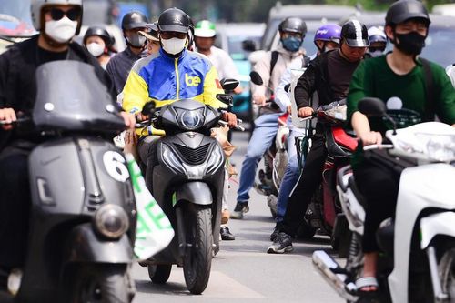 Không khí lạnh tràn về, nắng nóng vẫn chưa dứt ở miền Bắc