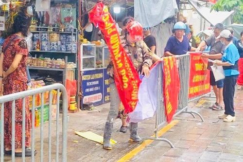 Chủ tịch Hà Nội yêu cầu bố trí kinh doanh với 200 tiểu thương chợ Kim Liên