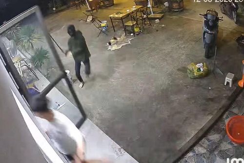 Mâu thuẫn trên TikTok, 10 người bị khởi tố sau vụ chém người tại quán bia