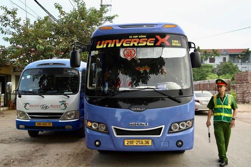 Hà Nội: Xe đưa đón học sinh liên tiếp lộ vi phạm trước cổng trường học