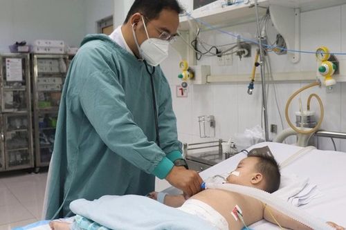'Con bị tay chân miệng, bố mẹ trong ngành y có khi không kịp trở tay vì bệnh diễn tiến nhanh'