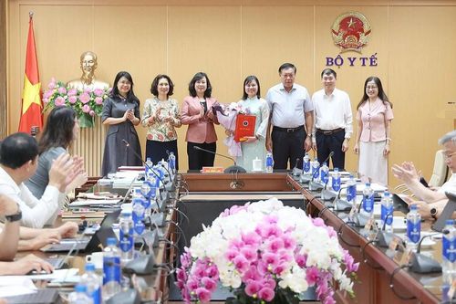 Bộ trưởng Bộ Y tế trao Quyết định điều động, bổ nhiệm Phó Chánh Văn phòng Hội đồng Y khoa Quốc gia
