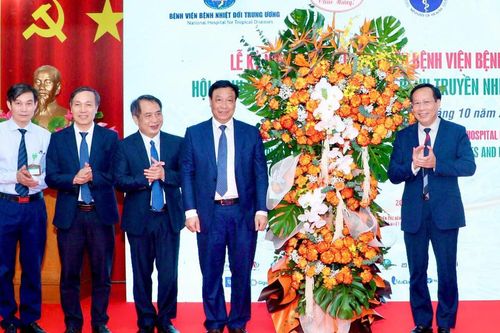 Thầy thuốc truyền nhiễm kiên cường nơi tâm dịch, giành giật sự sống cho người bệnh