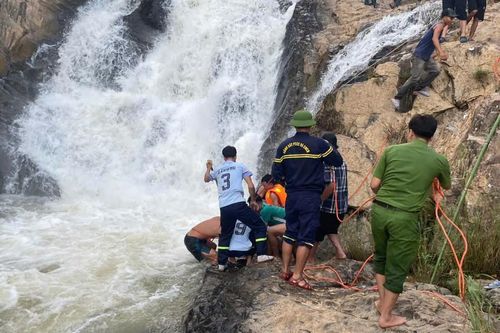 Hai học sinh đuối nước thương tâm khi tắm thác